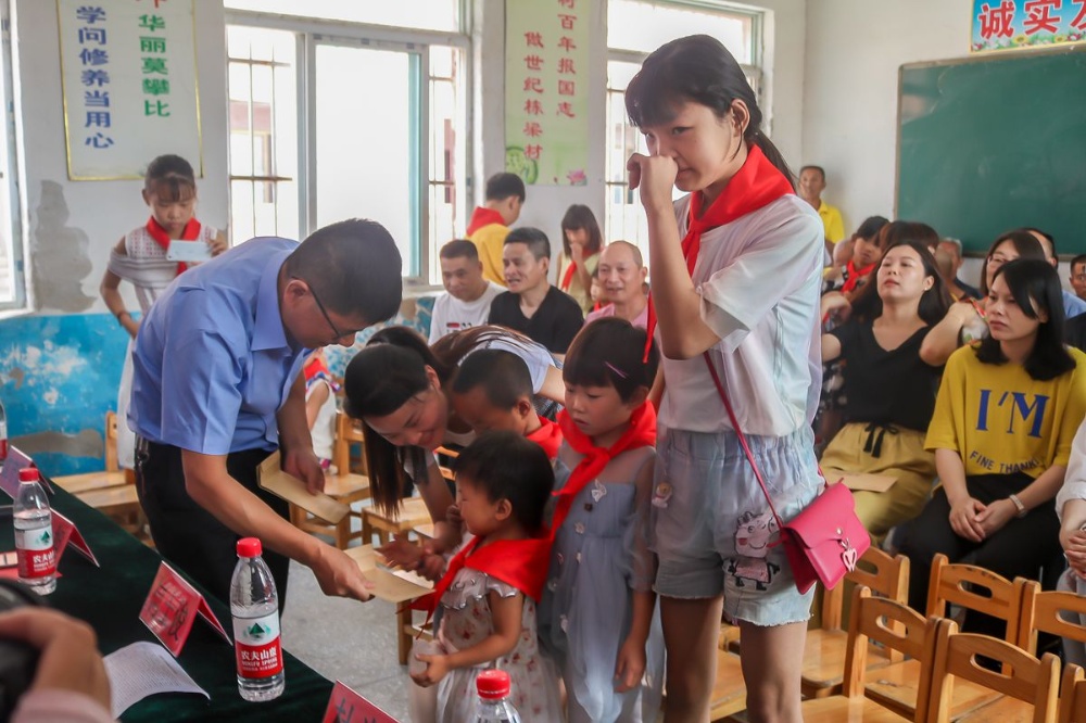 開展幫扶結對愛心助學活動